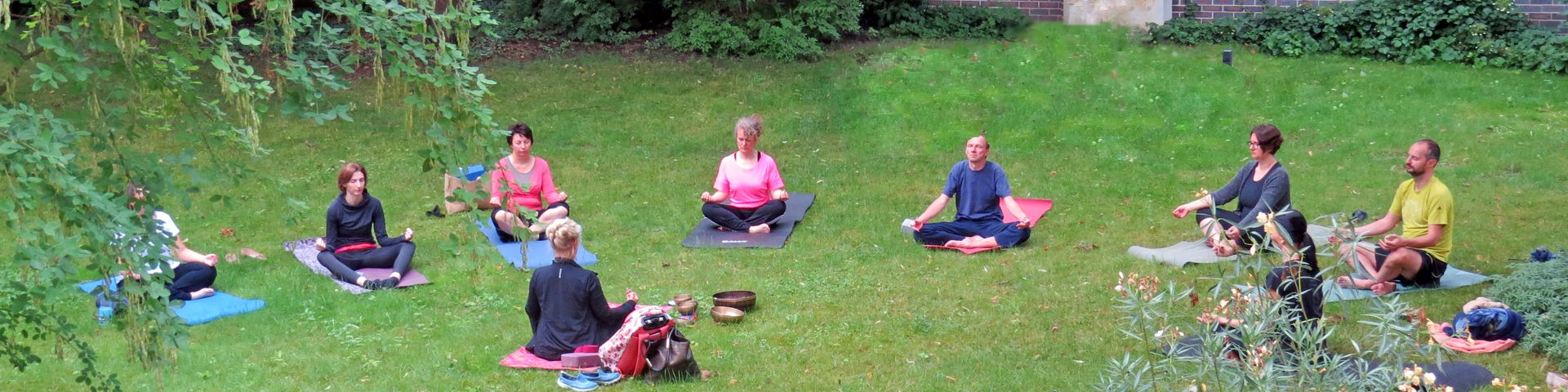 A+S Mitarbeiter praktizieren Yoga im Freien